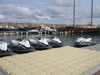 Plataformas flotantes para embarcaciones